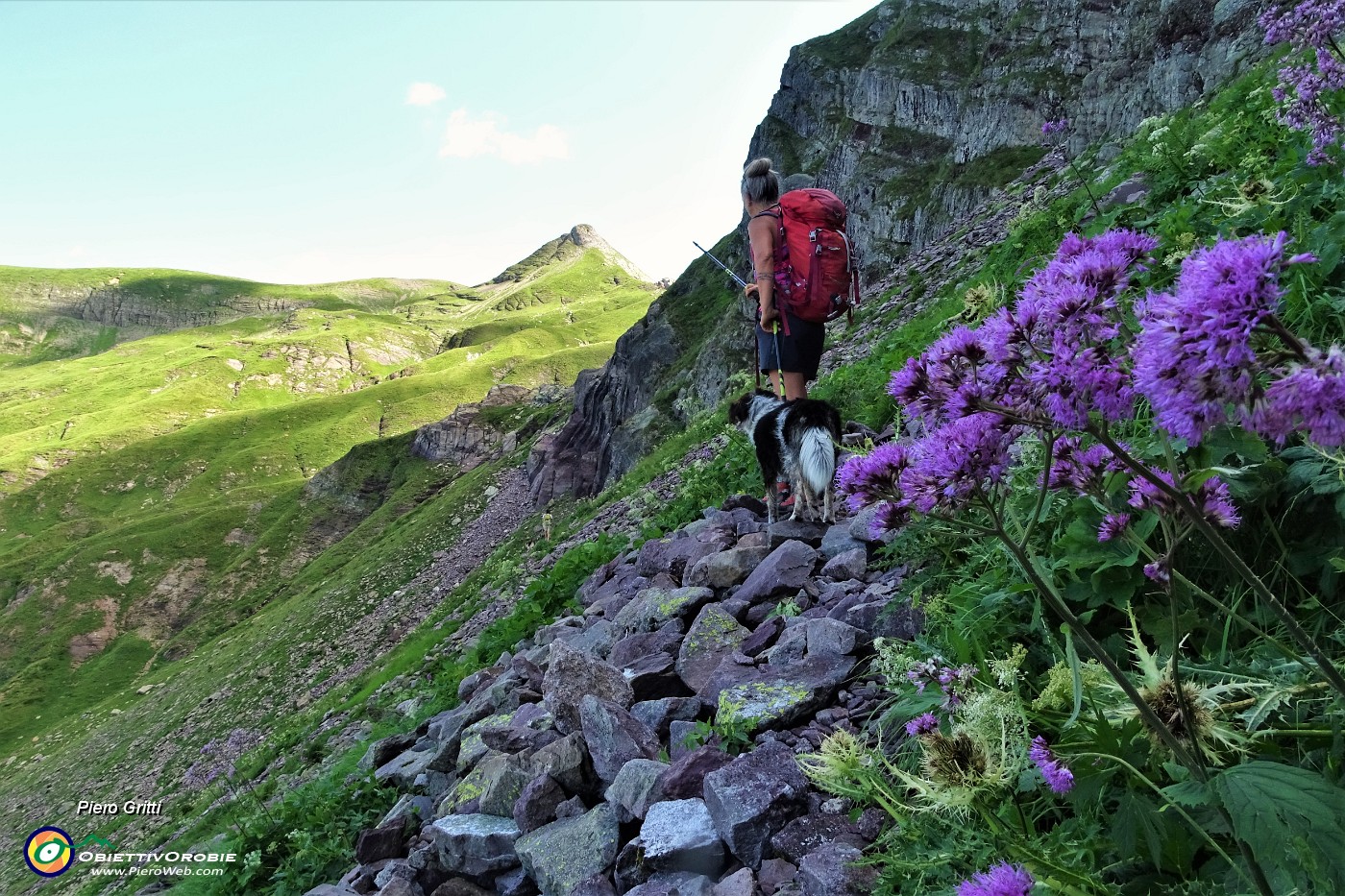 43 Sentiero in traverso anche su macereti sui ripidi pendii del versante nord del Monte Corte.JPG